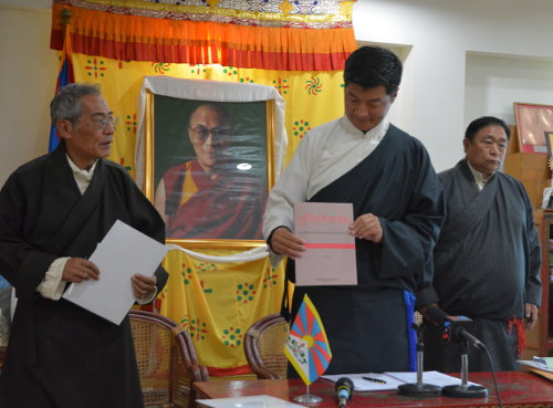 Sikyong releasing the book 'Current Leaders Inside Tibet' on 16 April 2014. DIIR Photo/ Tenzin Phende