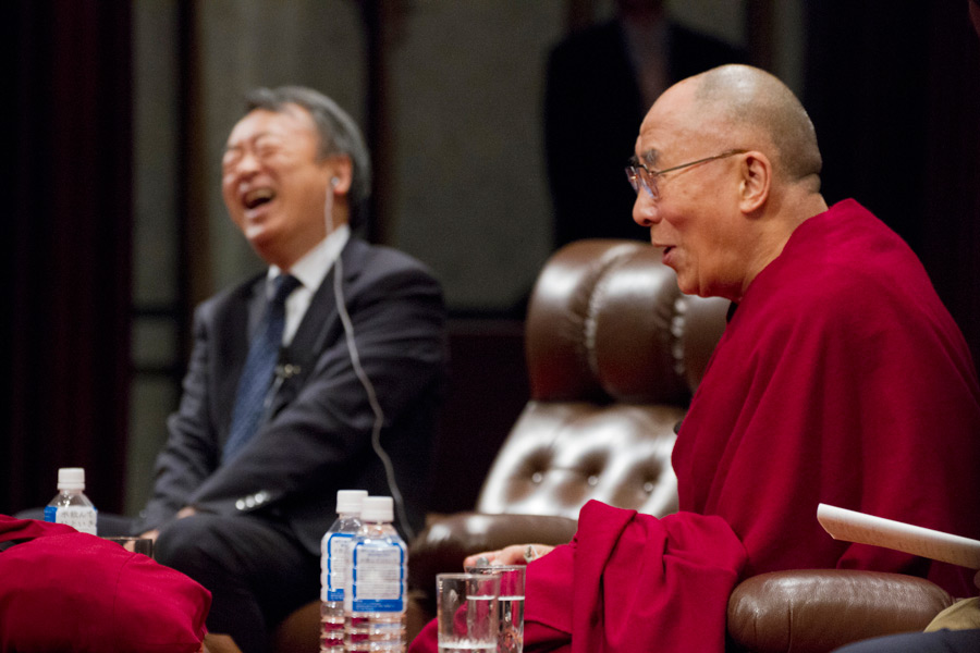 Moderator and Japanese journalist Akira Ikegami laughing in response to comments of His Holiness the Dalai Lama during his talk at Aichi Gakuen University in Nagoya, Japan on April 7, 2015. Photo/Tenzin Jigmey