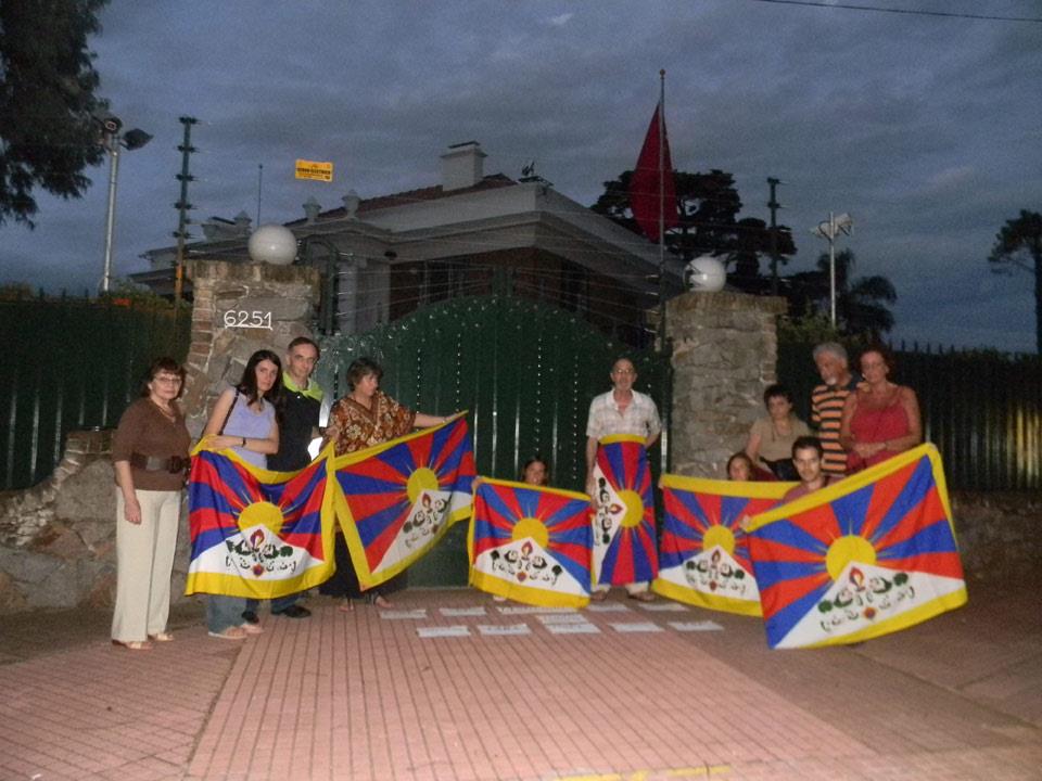 Uruguayan supporters of Tibet and the Tibetan people at the Chinese Embasy