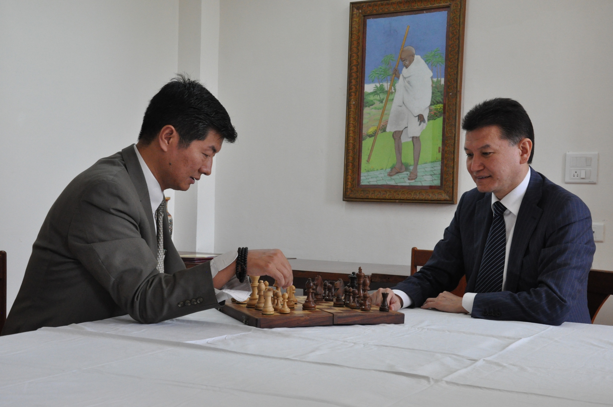 Kalon Tripa and World Chess President played chess as a mark of auspicious beginning during the signing ceremony.