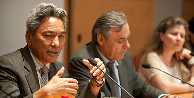 flash1606113563This file shows Mr Kelsang Gyaltsen, His Holiness the Dalai Lama’s Envoy and Acting Representative for Paris (2nd left) addressing senators and journalists at the French Senate on 8 June 2011