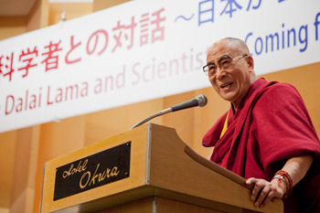 His Holiness the Dalai lama speaking at a meeting with scientists in Tokyo, Japan, on November 6, 2012. Photo/Office of Tibet Japan