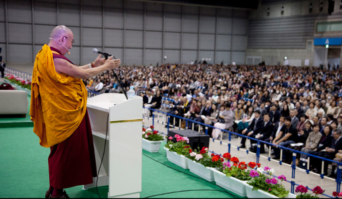 His Holiness the Dalai Lama speaking at the Pacifico Yokohama Exhibition Hall in Yokohama, Japan, on 4 November 2012/Photo/Office of Tibet