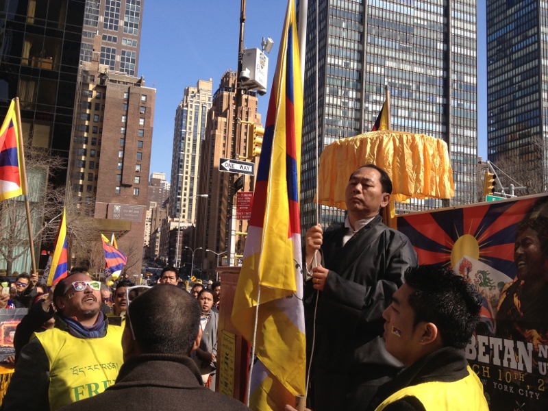 Representative Lobsang Nyandak unfurling Tibetan national flag in New York on 10 March 2013