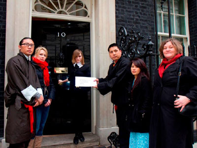 Representatives of UK-based Tibet groups delivering letter to the Prime Minister. Tibet Freedom March in London. Sunday 10 March 2013/Photo/Tibet Society
