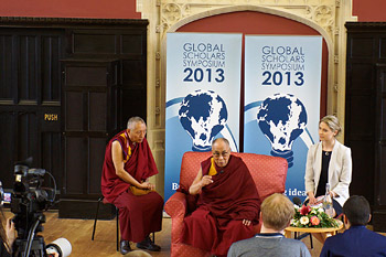 His Holiness the Dalai Lama meets with members of the press in Cambridge, England, on April 19, 2013. Photo/Jeremy Russell/OHHDL