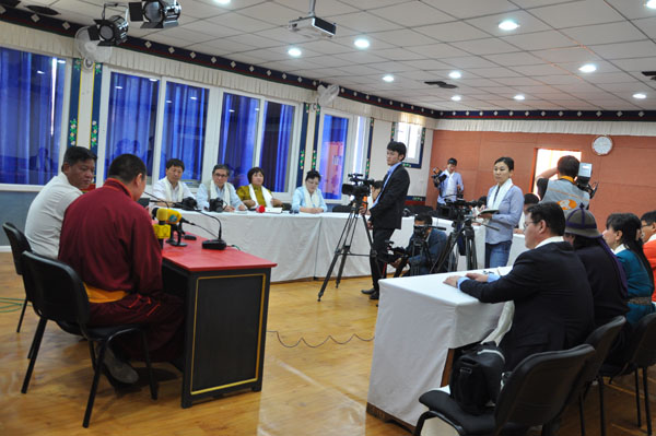 Tibetan Parliament Penpa Tsering speaking to the Mongolian media delegation at the DIIR on 24 April 2013