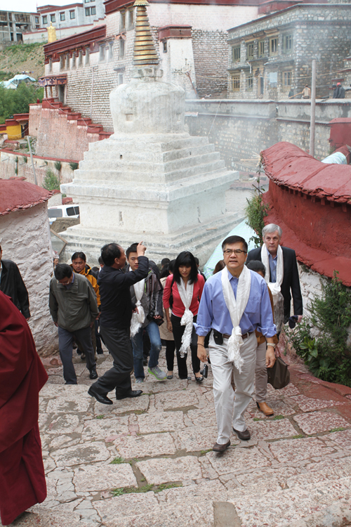 Ambassador Gary Locke visiting Gaden monastery in Lhasa