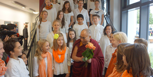 School children welcome His Holiness the Dalai Lama with roses on his arrival at IGS Hanover in Hanover, Germany on September 18, 2013. Photo/Jeremy Russell/OHHDL