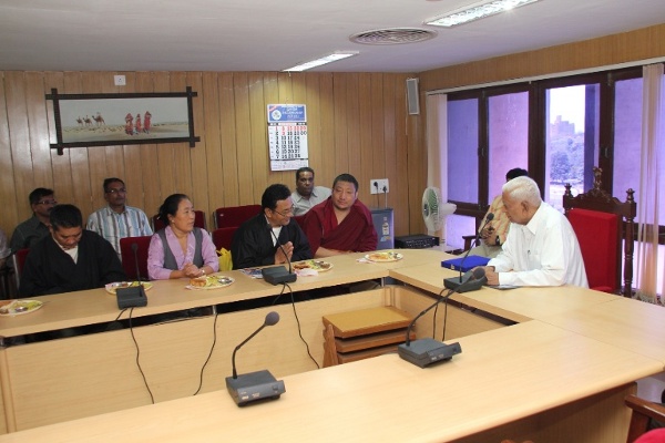 The Delegation briefing Shri Vajubhai Vala, Speaker of the Gujarat Legislative Assembly.