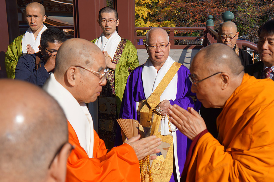 His Holiness the Dalai Lama being received at the Zojoji Temple by Chief Abbot Yagi in Tokyo, Japan on November 19, 2013. Photo/Jeremy Russell/OHHDL