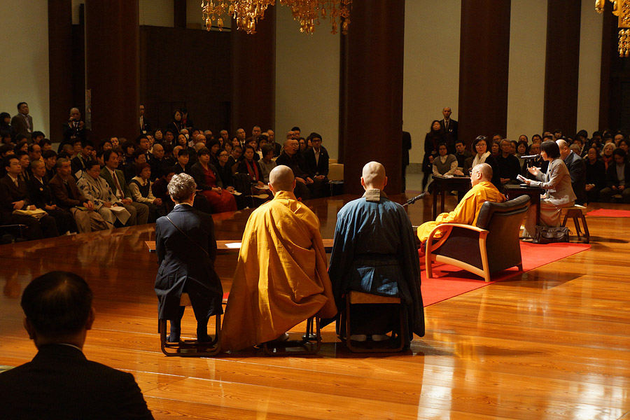 His Holiness the Dalai Lama speaking to the congregation and answering questions at the Zojoji Temple in Tokyo, Japan on November 19, 2013. Photo/Jeremy Russell/OHHDL
