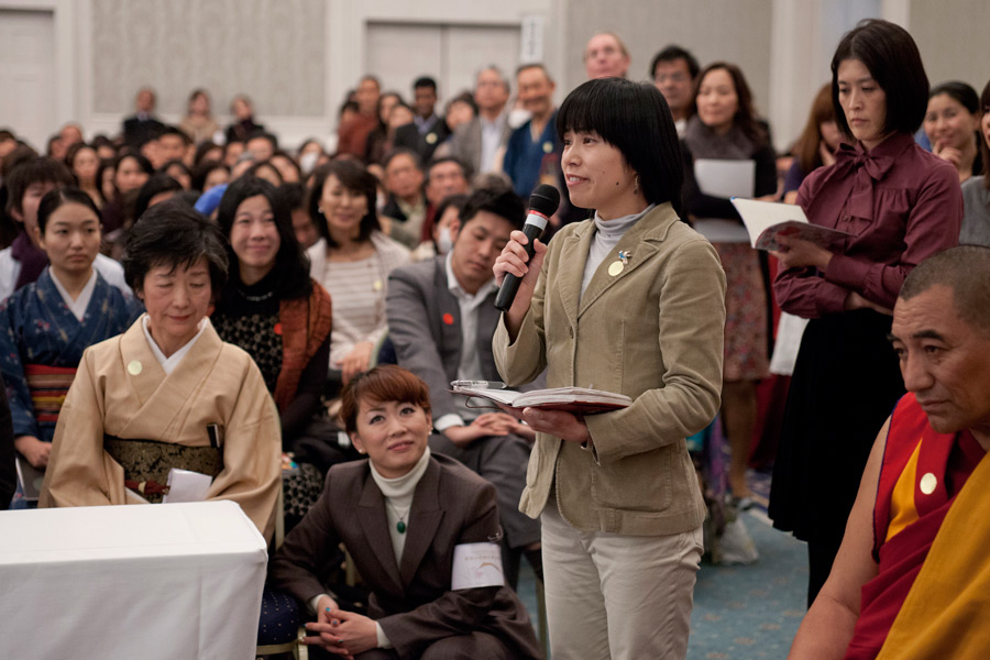 An audience member asking His Holiness the Dalai Lama a question during his public public talk in Shizuoka, Japan on November 21, 2013. Photo/Office of Tibet, Japan