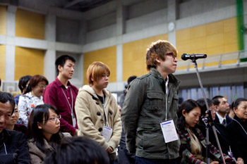 Students lined up to ask His Holiness the Dalai Lama questions during his talk at Kyoto Seika University in Kyoto, Japan on November 23, 2013. Photo/Office of Tibet, Japan