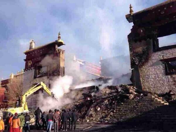 Local Tibetans and Chinese after the fire that damaged Lithang monastery's prayer hall. Photo/ RFA