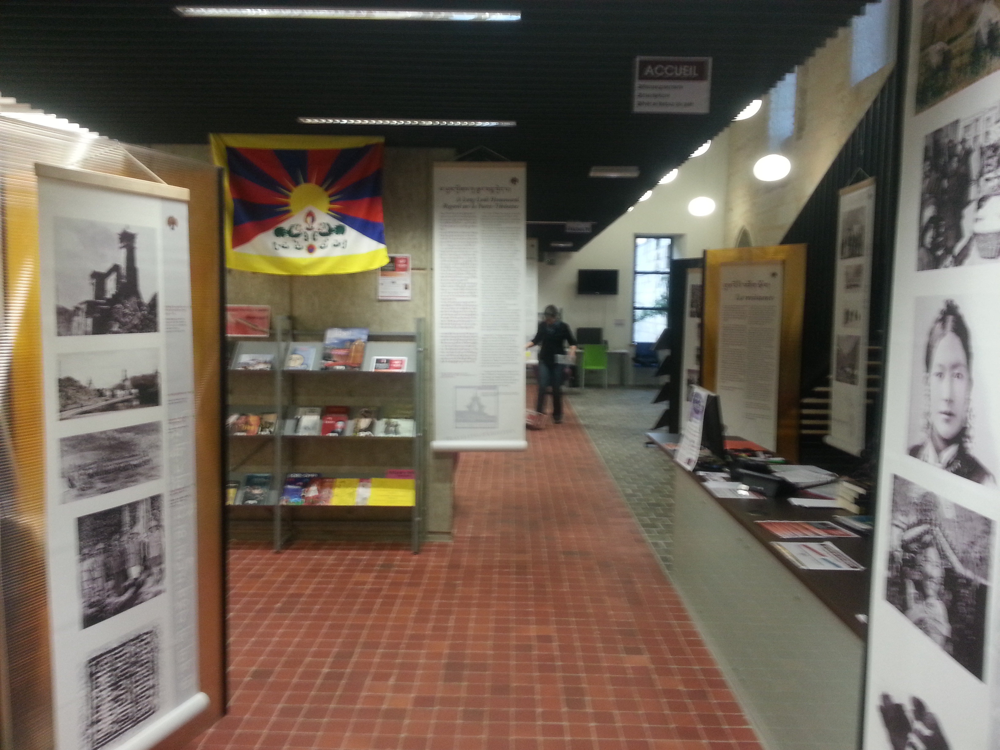 A three-week exhibition on Tibet titled “Long Look Homeward” underway at the Mediatheque, the Library of the Municipality of Montoire sur le Loire, a small town in Central France, 3-21 Dec. 2013