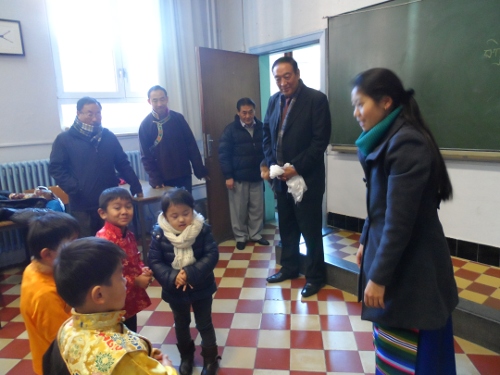 Kalon Pema Chhinjor inspecting Tibetan language classes.