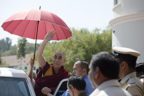 His Holiness the Dalai Lama waves to the those gathered to wish him well as he departs form the Bishop Cotton School in Bangalore, India on January 5, 2014. Photo/Tenzin