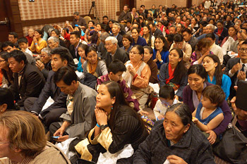 Members of the Tibetan community listening to His Holiness the Dalai Lama speaking during their meeting in Washington DC on February 20, 2014. Photo/Jeremy Russell/OHHDL