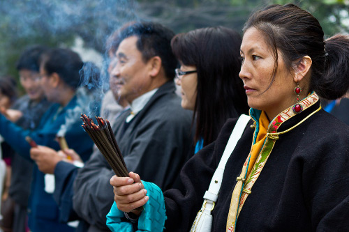 Members of the Tibetan community waiting for His Holiness the Dalai Lama to arrive at the Tibetan Community Center in Richmond, California on February 23, 2014. Photo/YoWangdu