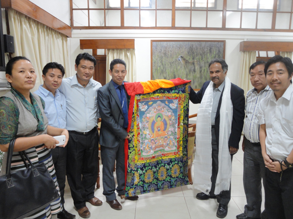 The Tibetan delegation led by Chief Representative Karma Singey (4th left) presenting a Tibetan scroll painting to new chief secretary of Karnataka in Bangalore on 12 Feb. 2014