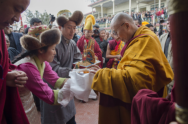 Well-wishers offer His Holiness the Dalai Lama a traditional welcome on his arrival at the newly reconstructed Tibetan Parilament-in-Exile building in Dharamsala, India on March 11, 2014. Photo/Tenzin Choejor/OHHDL