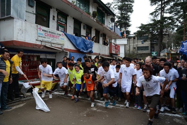 Health Kalon Dr Tsering Wangchuk flags off “Run for TB” Marathon event organised by the Health Department in Dharamshala on 23 March 2014/DIIR photo/Tenzin Phende