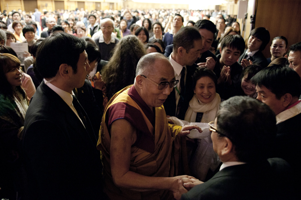 His Holiness the Dalai Lama leaving for lunch during a day-long teaching in Tokyo, Japan, on 17 April 2014/Photo/Office of Tibet