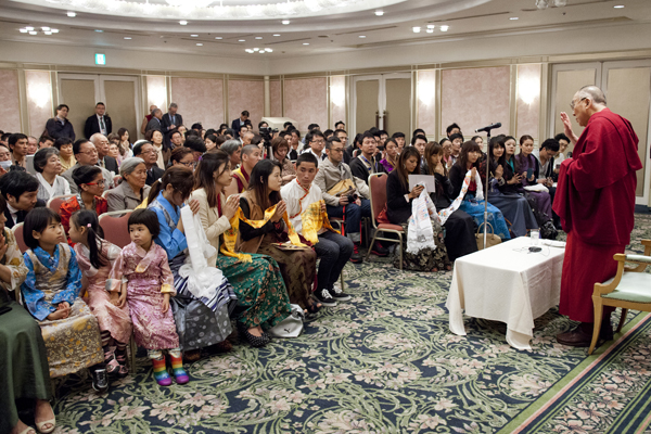 His Holiness the Dalai Lama speaking to members of the Tibetan community in Tokyo, Japan, on 18 April 2014/Photo/Office of Tibet