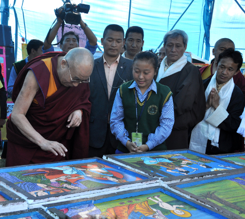 His Holiness the Dalai Lam at an exhibition of Tibetan art by students. DIIR Photo/Tenzin Phende