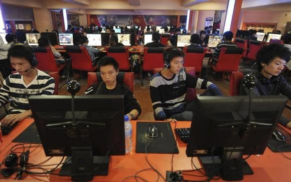 People use computers at an Internet cafe in Hefei. Credit: Reuters/Stringer/Files