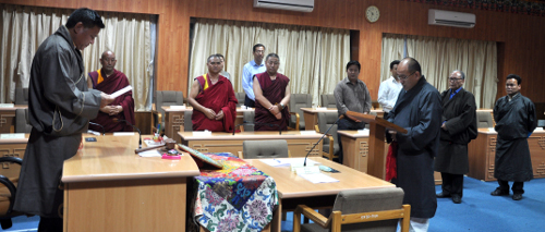 Tethong Tenzin Wangpo taking the oath from Mr. Penpa Tsering, Speaker of the Tibetan Parliament-in-Exile, 6 May 2014. (DIIR Photo)
