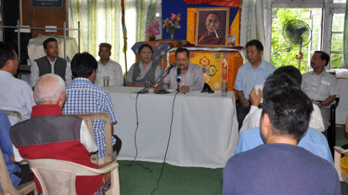 Shri Indresh Kumar along with Kalon Dolma Gyari and other dignitaries at the public talk in Mcleod Ganj, 30 June 2014. (DIIR Photo/Tenzin Phende)