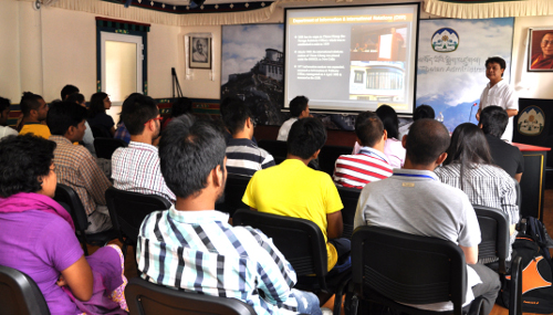 Secretary Tashi Phuntsok speaking to Indian students about the Central Tibetan Administration and the Middle Way Approach, on 12 June 2014. (DIIR Photo/Tenzin Phende)