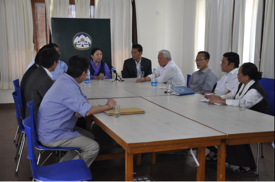 Home Kalon Dolma Gyari (centre) accompanied by Mr. Kunga Thinley, President of the Tibetan community of New York and New Jersey today, 5 June 2014.