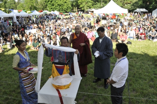 Khenpo Sonam Tenphel, Deputy Speaker of the Tibetan Parliament, Representative Ngodup Dorje of OOT Paris with members of the Tibetan community at the festival.