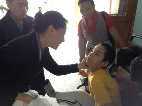 Ngoenga School students greet DIIR Kalon Dicki Chhoyang