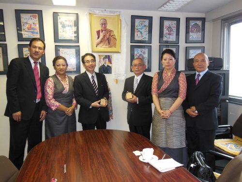The Parliamentary delegation presenting a memento to Mr. Makino Seishu and Mr. Igarashi Fumihiko at the office of Tibet, Japan. Also seen: Mr. Lungtok, Representative of His Holiness the Dalai Lama in Japan and east Asia.