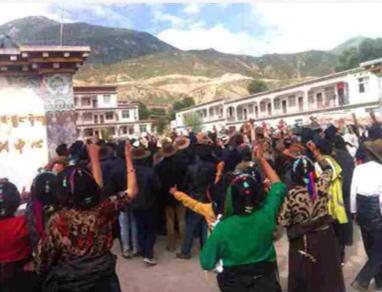 Tibetans protesting against the Chinese authorities for arresting Wangdak