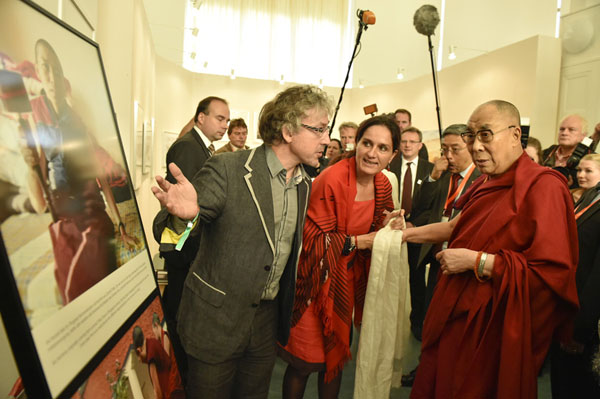 His Holiness the Dalai Lama looking at the Nomad Exhibition "Tibet - Destruction of an Ancient Civilization" at the Museum of Ethnology in Hamburg, Germany on August 25, 2014. Photo/Manuel Bauer