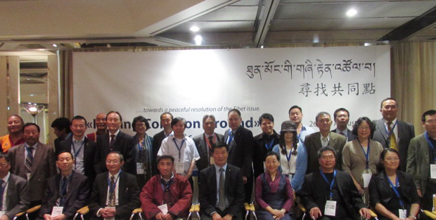 Sikyong Dr. Lobsang Sangay with participants from the Chinese community at the Sino-Tibetan conference in Hamburg, Germany, on 28 August 2014