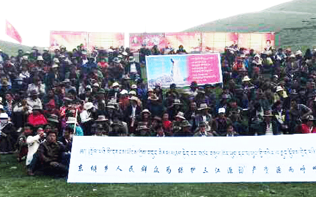 Protesters calling for a halt to coal mining in Nangchen county (incorporated into China's Qinghai province), Aug 6, 2014. (Photo/RFA)