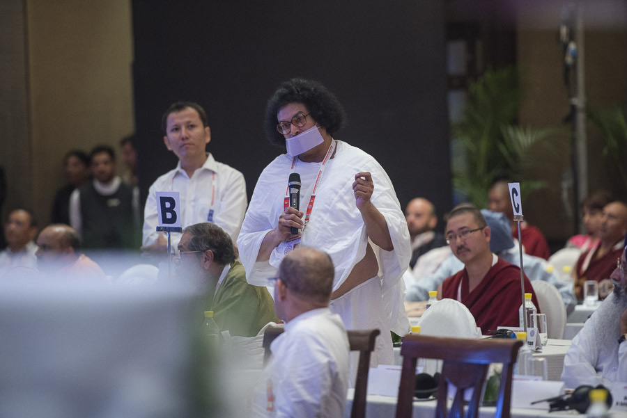 Acharya Dr Lokesh Muni asking a question of the second plenary session panel during the second day of the two day Meeting of Diverse Spiritual Traditions hosted by His Holiness the Dalai Lama in New Delhi, India on September 21, 2014. Photo/Tenzin Choejor/OHHDL