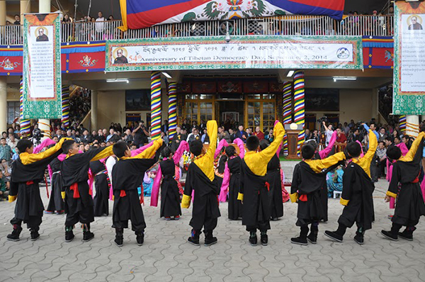 Schoolchildren perform on the occasion of the 54th Tibetan Democracy Day in Dharamshala, India, on 2 September 2014/DIIR Photo
