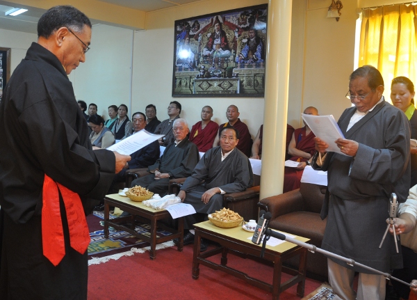 Kalon Ngodup Tsering taking the oath of office from Chief Justice Commissioner Ngawang Phelgyal Gyechen, 17 September 2014.
