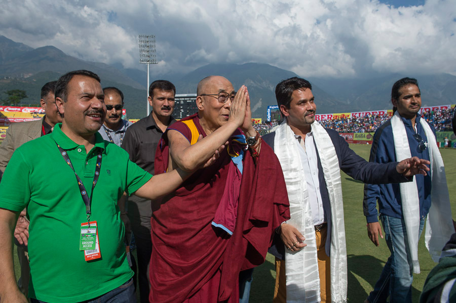 His Holiness the Dalai Lama waving to the crowd as he leaves the HPCA Stadium with Anurag Thakur, President of HPCA, in Dharamsala, HP, India on October 17, 2014. Photo/Tenzin Choejor/OHHDL