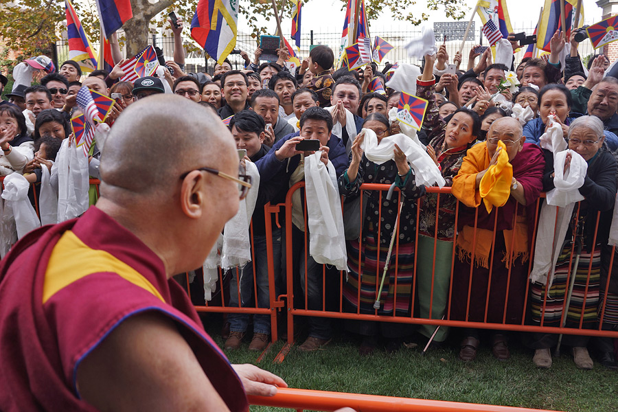 His Holiness the Dalai Lama greeting supporters as he leaves Princeton University's Jadwin Gym in Princeton, New Jersey on October 28, 2014. Photo/Jeremy Russell/OHHDL