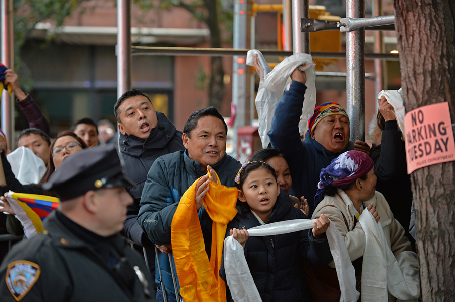 Well-wishers shouting words of support as His Holiness the Dalai Lama leaves the Manhattan Center in New York City on November 2, 2014. Photo/Sonam Zoksang