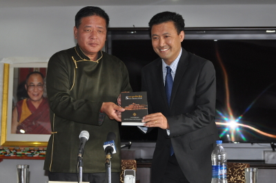 Speaker Penpa Tsering (L) and the author at the book launch in Dharamshala on 27 Nov 2014
