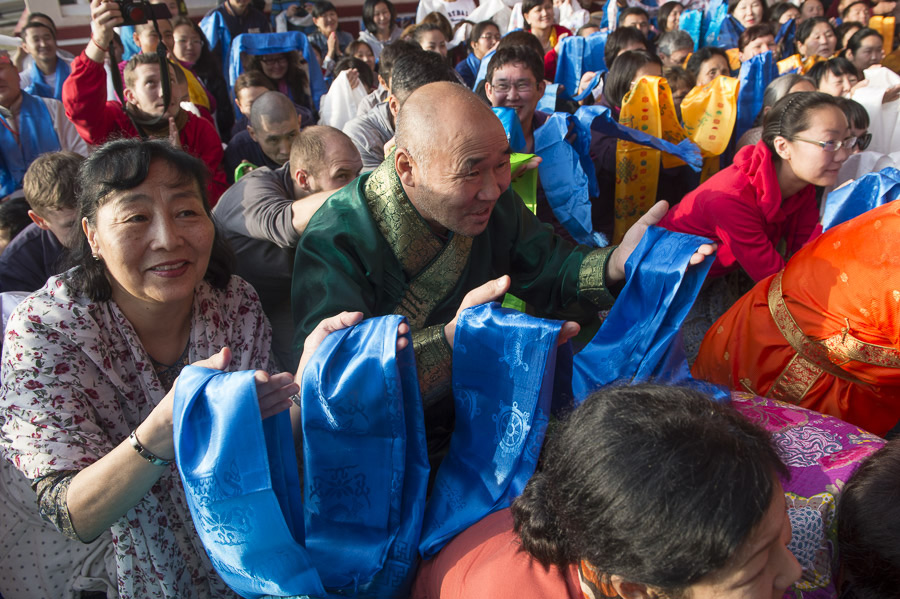 Well-wishers greeting His Holiness the Dalai Lama on his arrival at the new hostel for students from Mongolian regions at Drepung Gomang Monastery in Mundgod, Karnataka, India on December 25, 2014. Photo/Tenzin Choejor/OHHDL